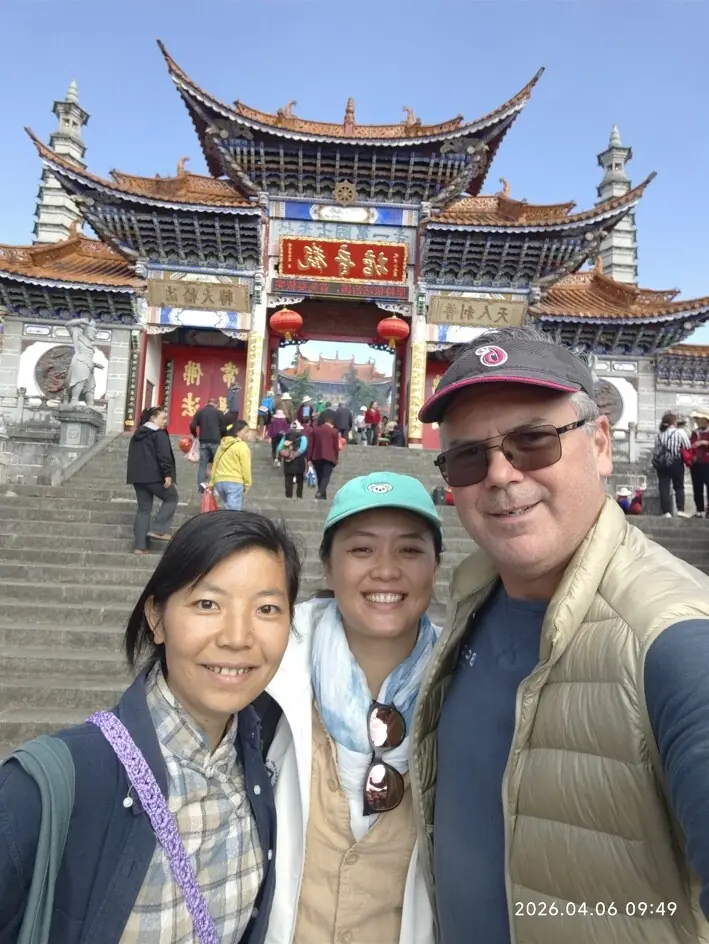 A guest with local people in Yunnan